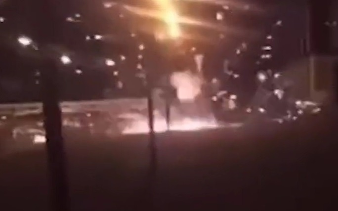 Cảnh tượng các phần tử quá khích tấn công đồn cảnh sát Pháp bằng pháo hoa